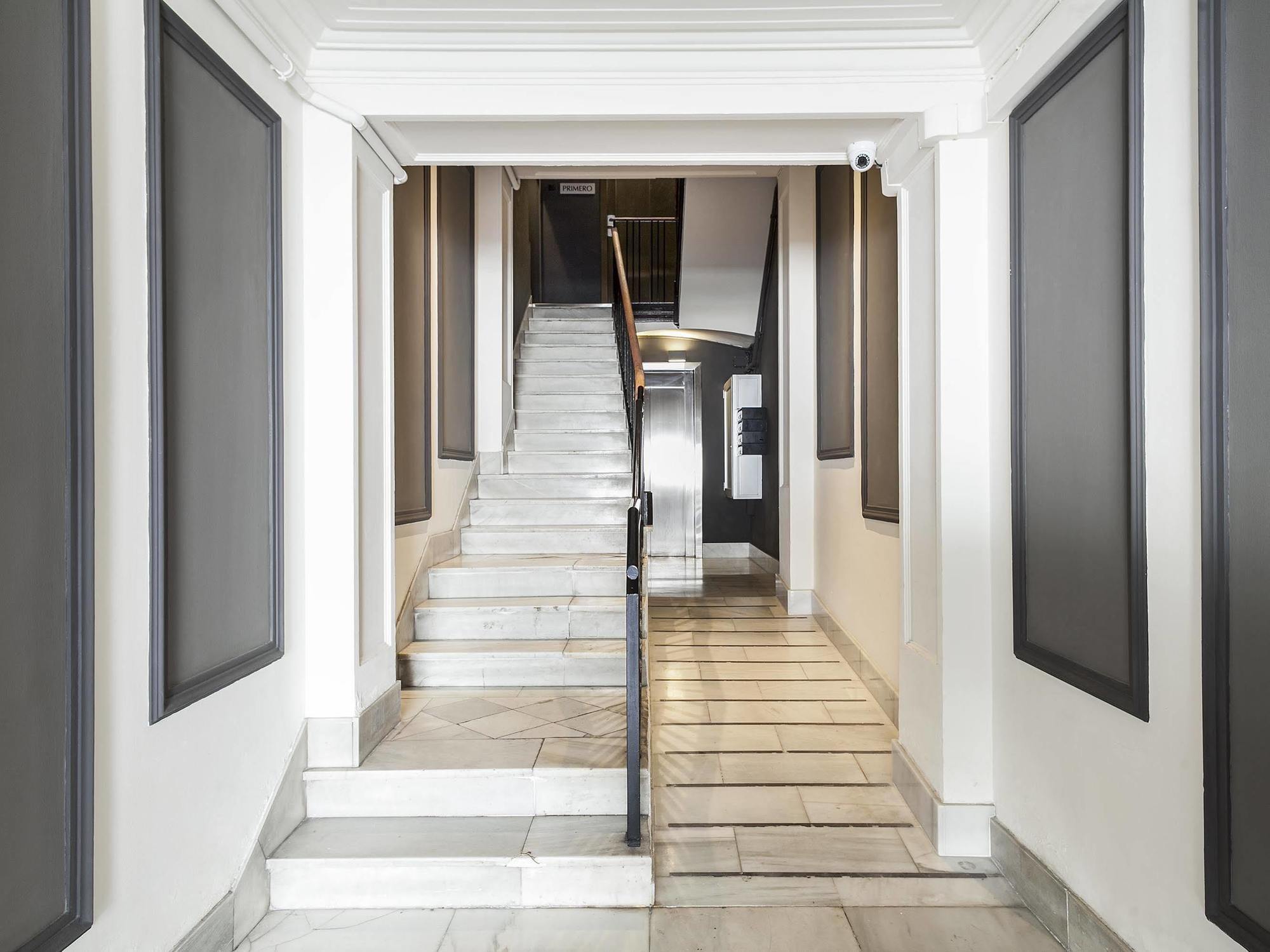 Fira Apartments By Gaiarooms Barcelona Exteriör bild